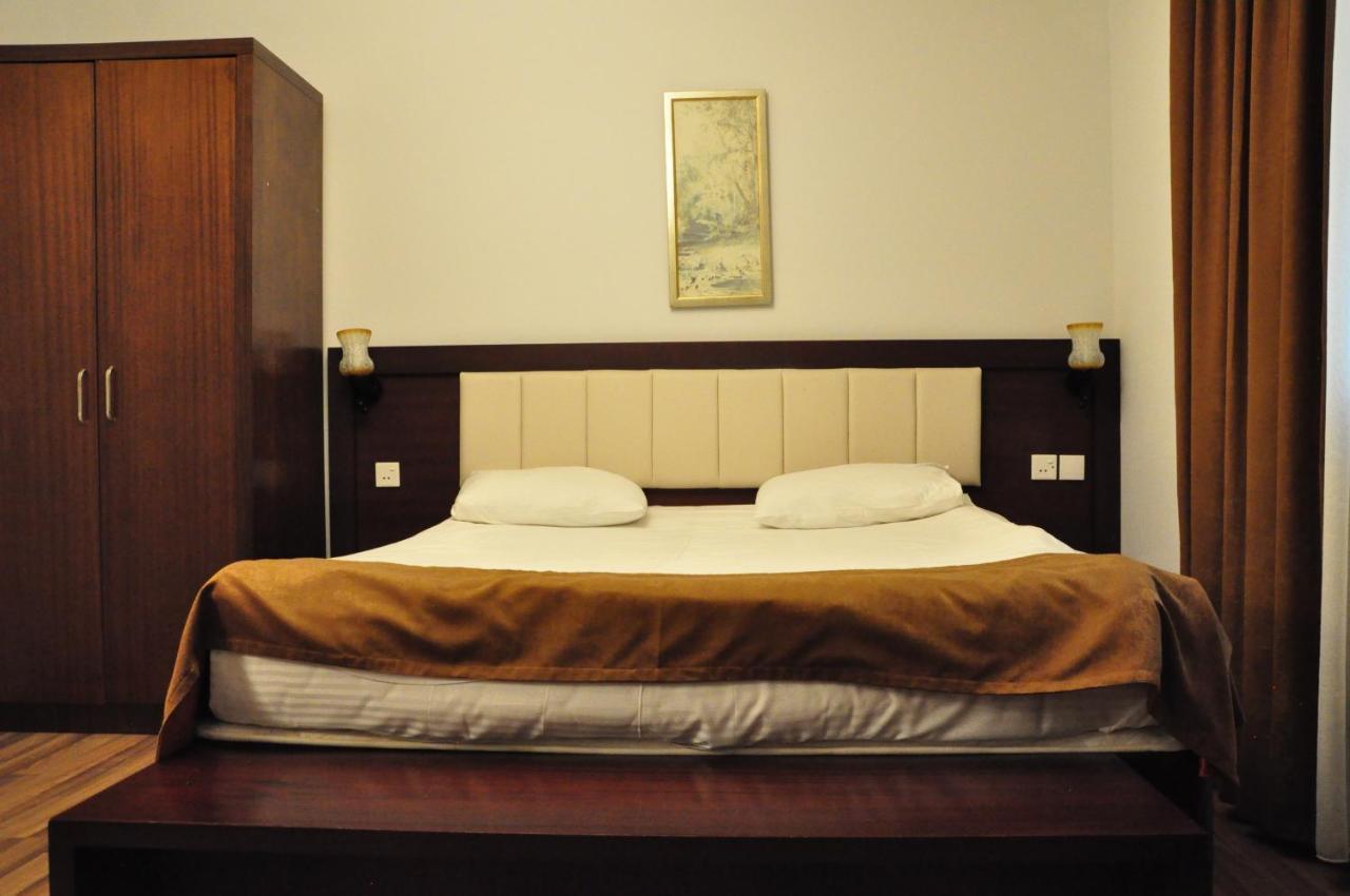 Vilesh Palace Hotel มาซาลเลอ ภายนอก รูปภาพ